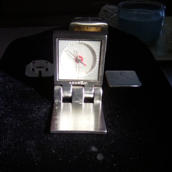 Android Silver Desk Clock